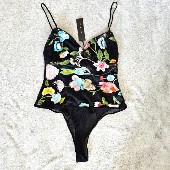 Tops - NWT Gorgeous Floral Print Bodysuit SZ L